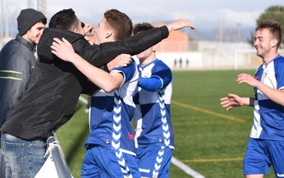 El filial arlequinat celebrant un dels dos gols diumenge passat contra el Manlleu | Roger Benet