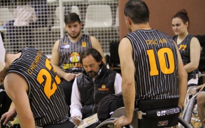 Óscar Trigo, al centre de la imatge, en un partit del Global Basket | Adrián Arroyo