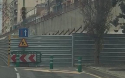 El mur del carrer Onyar està apuntalat i talla un carril de circulació. Foto: Ciutadans