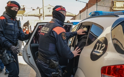 Els Mossos d'Esquadra enduent-se un dels detinguts | Roger Benet