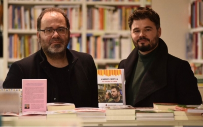 Igor Meltxor i Gabriel Rufián a La Llar del Llibre durant la presentació del llibre "Gabriel Rufián. La voz de la calle" | Roger Benet 