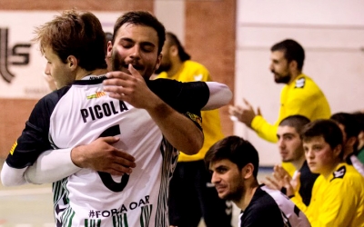 Quim Vaíllo abraçant Aniol Picola en l'últim partit a casa de l'OAR | Èric Altimis