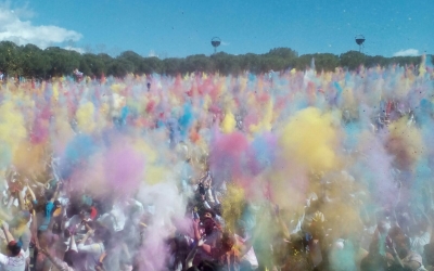 Moment del llançament de color a la festa Holi | Pere Gallifa
