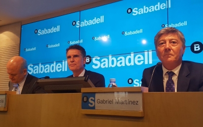 Jaume Guardiola (al centre) durant la roda de premsa de presentació de resultats