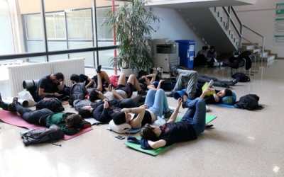 Estudiants estirats al terra de la planta baixa de l'edifici del rectorat de la UAB | ACN