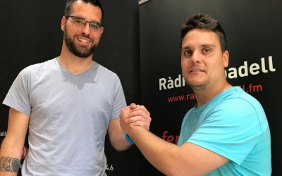 Àngel Codina i Vicen Díaz, als estudis de Ràdio Sabadell, es desitgen sort de cara a l'última jornada | Adrián Arroyo