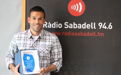 Felipe Sanchón amb el premi de Ràdio Sabadell | Pau Vituri