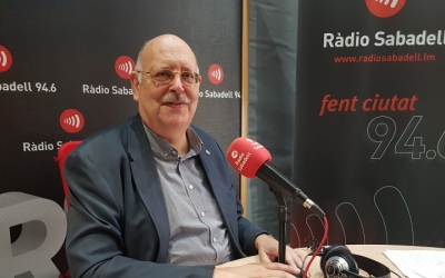 Josep Masip, president de Creu Roja Sabadell, als estudis de Ràdio Sabadell/ Raquel Garcia