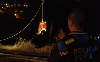 Operació de rescat de la dona precipitada | Policia de Sabadell