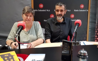 Burguillos i Nuria Camps, directora Biblioteca de Ponent, han presentat avuii els clubs de lectura a Ràdio Sabadell/ Raquel Garcia