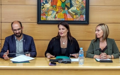 Maties Serracant, Sílvia Fuster i Eva Menor durant la signatura del conveni | Ajuntament de Sabadell