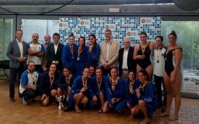 Imatge de les campiones amb les medalles de la Copa Catalunya | CN Sabadell