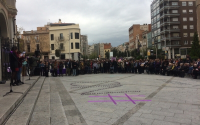 Fins a dues-centes persones s'han aplegat avui a la plaça Doctor Robert per commemorar el Dia Internacional de les Violències envers les Dones | Helena Molist