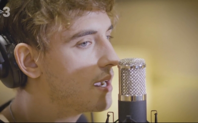 Manel Navarro a l'estudi cantant la cançó  | TV3