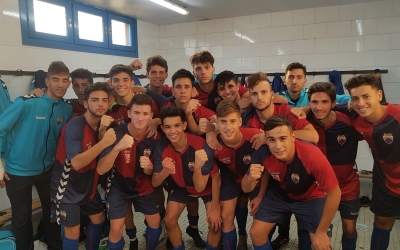 Els jugadors celebren la victòria contra el Gironès-Sabat | @CEMercantil