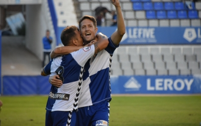 Édgar s'abraça amb Ángel Martínez en el partit contra el Teruel | Crispulo D.