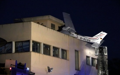 L'avioneta encastada contra el sostre d'una benzinera de Badia 