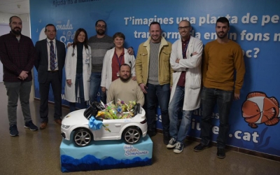 Membres d'Élite Taxi han donat avui un vehicle a la planta de Pediatria/ Roger Benet