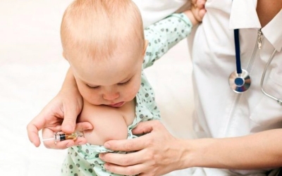Un metge vacuna un nen | Cedida