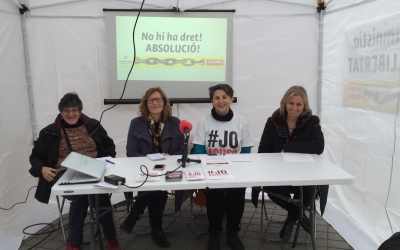 Les membres de l'Assemblea i Òmnium durant la roda de premsa | Ràdio Sabadell 