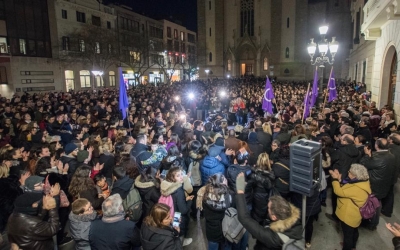Concentració davant l'Ajuntament de Sabadell per rebutjar el cas de violació en grup | Roger Benet