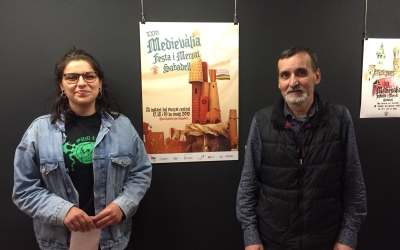 Belén Perea i Miquel Gumí davant del cartell | Ràdio Sabadell