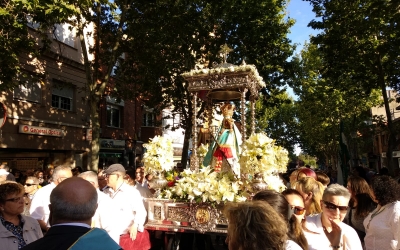 Centenars de sabadellencs surten per rebre la Virgen de la Cabeza