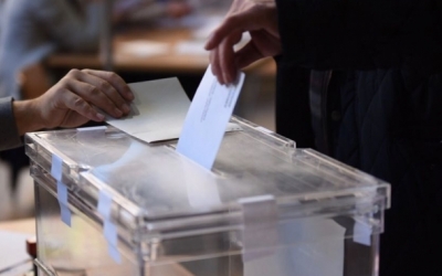 Imatge d'una urna amb una persona votant | Arxiu