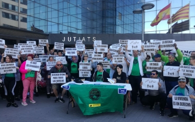Membres de la PAH protestant davant dels Jutjats de Sabadell | Cedida