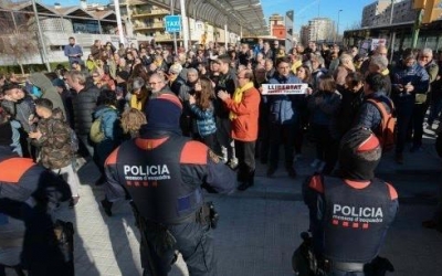 Imatge dels manifestants durant la visita d'Enric Millo | Roger Benet