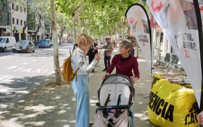 Lourdes Ciuró parla amb una ciutadana | Junts per Sabadell