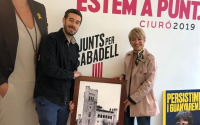 Aleix González i Lourdes Ciuró amb una fotografia del Castell de Can Feu | Cedida