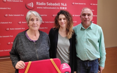 D'esquerra a dreta, Dolors Pallàs, Gemma Parellada (tècnica i coordinadora de Vida Independent a Andi) i Víctor Sastre, a l'estudi 1 de Ràdio Sabadell