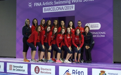 Carbonell (fila superior, al centre) i Garcia (segona nedadora començant per la dreta, part inferior), amb la resta de la selecció | RFEN