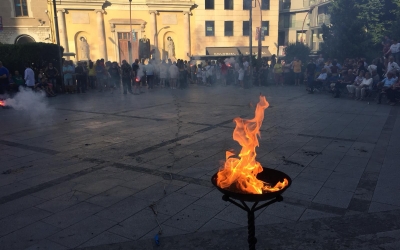 La flama del Canigó arribant a la plaça Doctor Robert | Ràdio Sabadell 