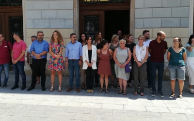 Càrrecs electes i funcionaris davant de l'Ajuntament en el minut de silenci | Sergi Park