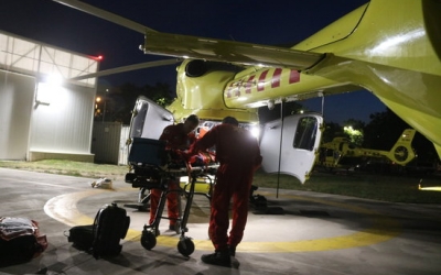 Treballadors del SEM preparant l'helicòpter medicalitzat a l'Hospital Parc Taulí de Sabadell | Agència Catalana de Notícies 