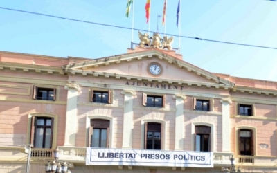 La pancarta en suport als presos encara penja de la façana de l'Ajuntament | Arxiu