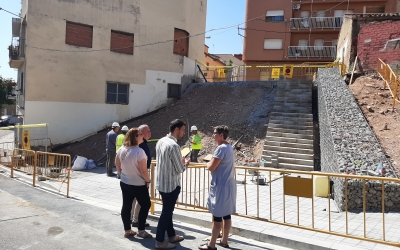 Pol Gibert amb veïns del barri, durant la visita d'obres/ Ajuntament de Sabadell