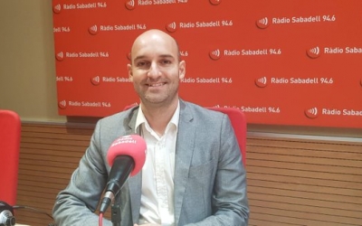 Adrián Hernández als estudis de Ràdio Sabadell | Núria Garcia