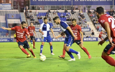 Adri Cuevas, rodejat de futbolistes rivals | Críspulo Díaz