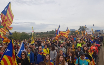 Milers de manifestants de les "Marxes per la Llibertat" avançant per l'autopista direcció Barcelona