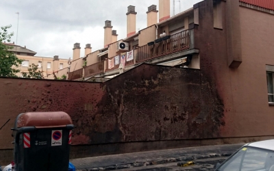 Una parada de contenidors cremada a La Creu Alta/ David Garnacho