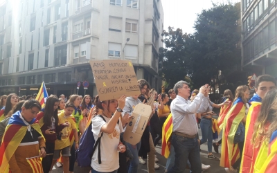 Els manifestants pujant per l'eix central de la ciutat | Núria García 