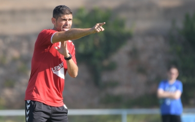 El tècnic arlequinat dirigint un entrenament aquesta temporada a Sant Oleguer | Roger Benet