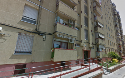 El bloc de pisos afectat es troba al carrer Aprestadors, 1, al barri d'Espronceda | Google Maps