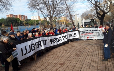 Imatge dels manifestants davant dels Jutjats de Sabadell | Núria García