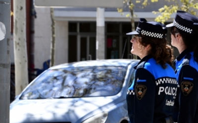 Dos agents de la Policia Municipal en un servei 