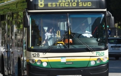 Imatge d'un autobús de la TUS circulant | Arxiu