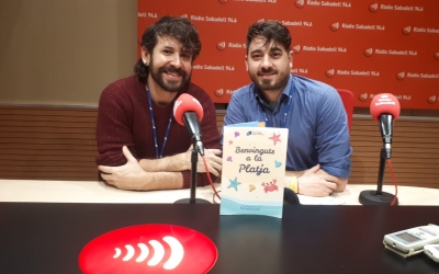 Roger Sales i Aleix Riu, amb el nou llibret per a les Urgències pediàtriques/ Karen Madrid